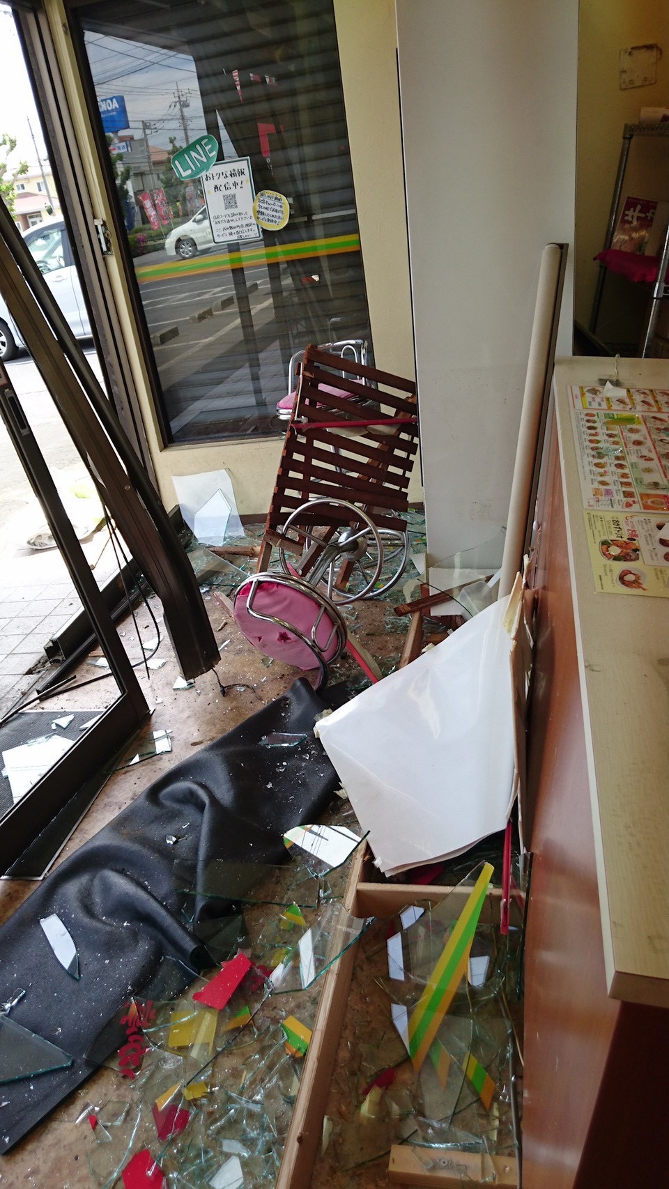 車両突入事故により破損した店舗内部